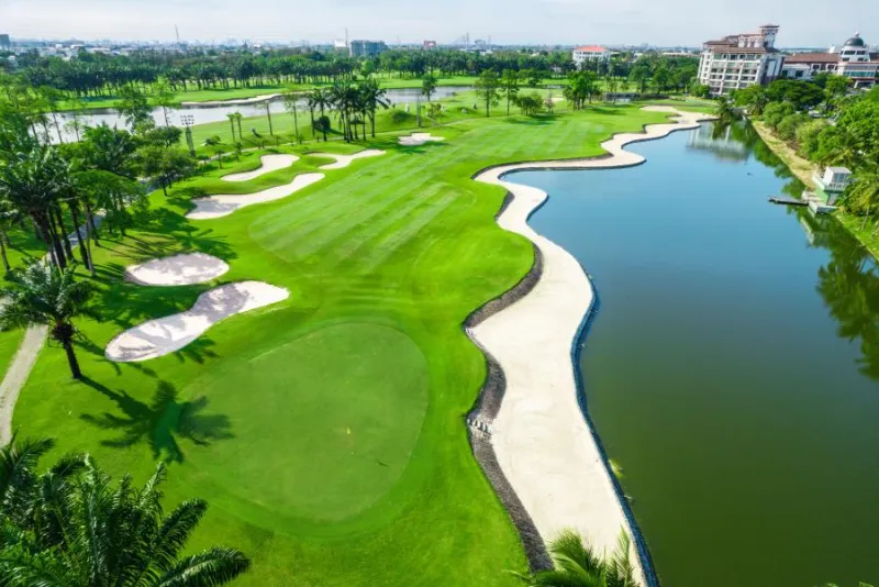 Summit Windmill Golf Club Bangkok - Faldo water hazard