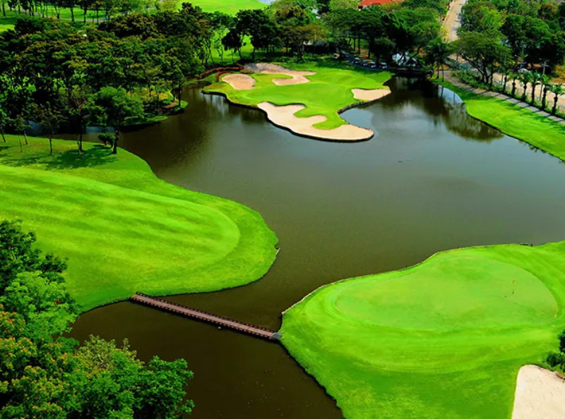 Thana City Golf Bangkok - Fairway and bunkers