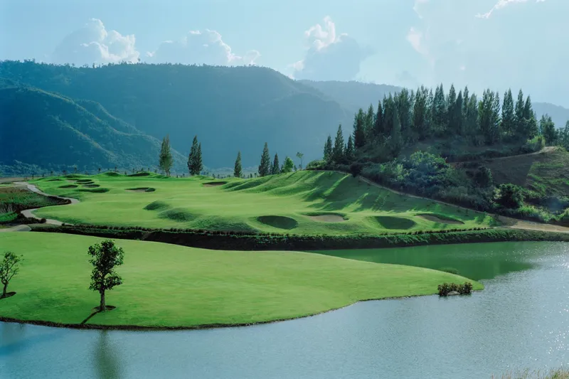 Toscana Valley Golf Club - Leaning Tower replica and jungle
