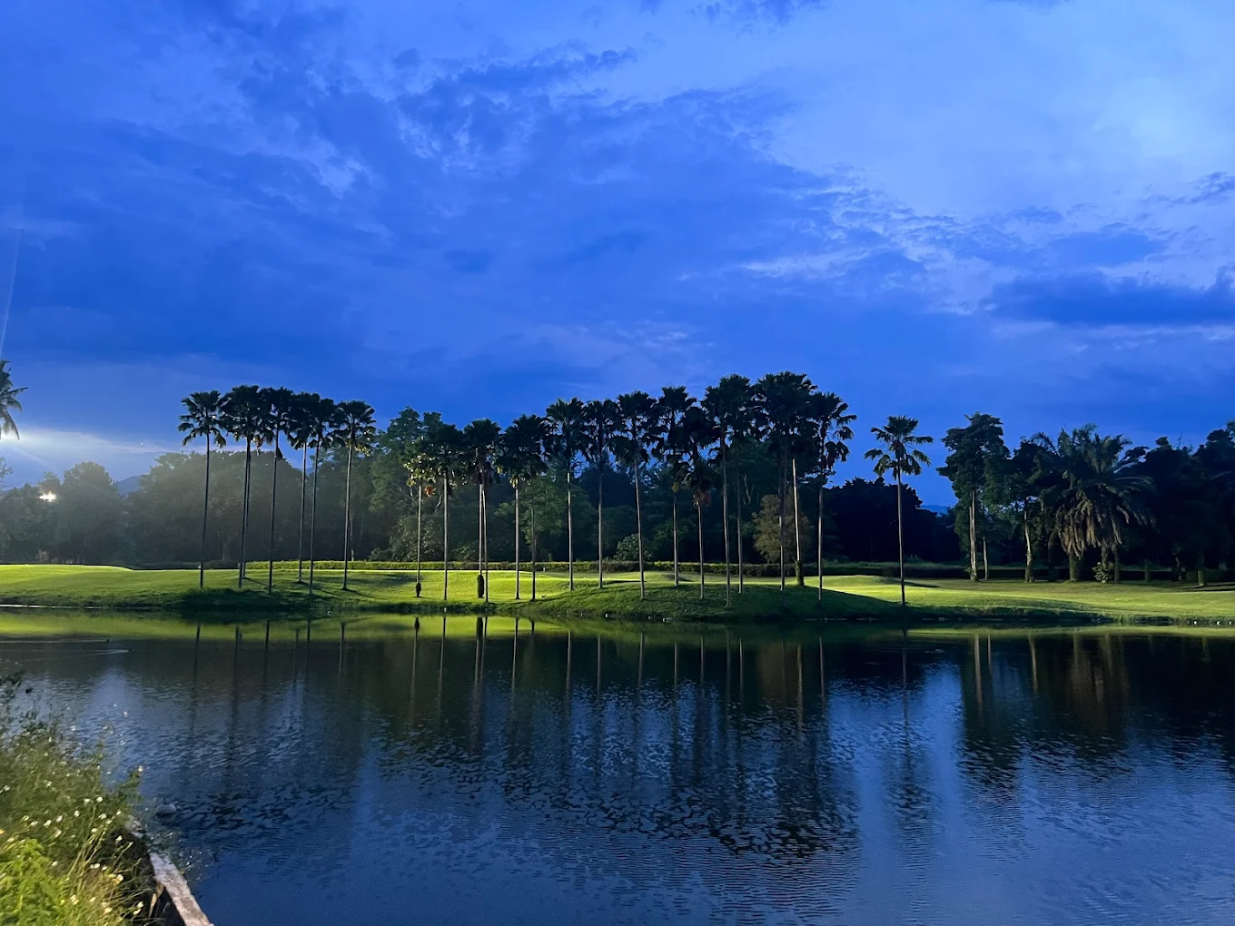 Summit Green Valley - Signature dogleg with water hazard