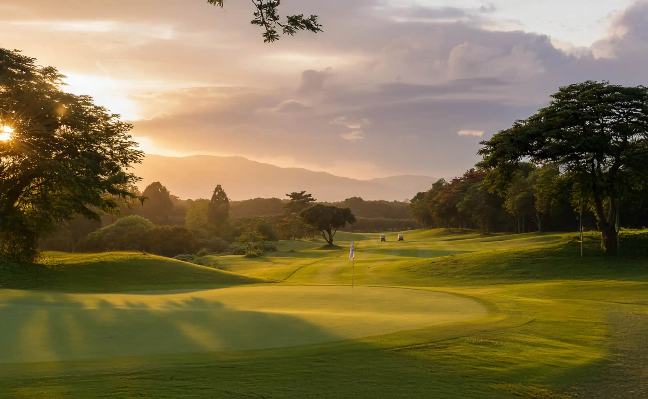 Mae Jo Golf Resort - Natural pond and green surrounded by longan trees